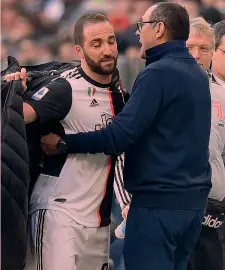  ?? GETTY ?? Perché io? Higuain non prende bene il cambio e lo fa capire a Sarri