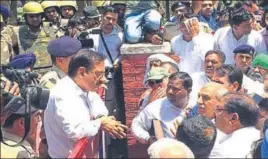  ?? HT PHOTO ?? An INLD delegation, led by Abhay Singh Chautala, protesting outside Haryana chief minister’s residence in Chandigarh on Wednesday.