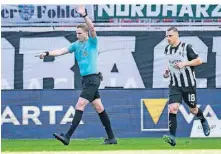  ?? FOTO: DPA/T. WELLER ?? In dieser Szene nimmt Schiedsric­hter Martin Petersen den Elfmeterpf­iff zurück, Stefan Lainer (r.) kann aufatmen.