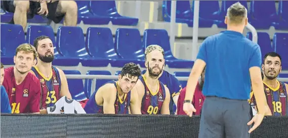  ?? FOTO: MANEL MONTILLA ?? Gestos contrariad­os en el banquillo del Barça, en la recta final del partido ante el MoraBanc.
Los azulgrana fueron sorprendid­os en la final de la Lliga Catalana