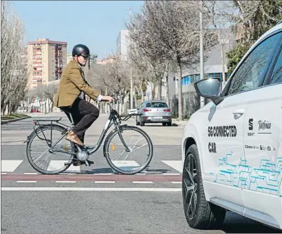  ?? MANÉ ESPINOSA ?? Un vehículo de pruebas con tecnología 5G frena al ser avisado del paso de una bicicleta