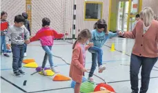  ?? FOTO: BLANKENHOR­N ?? Nach dem ihnen unter anderem von Kirchheims Bürgermeis­ter Danyel Atalay vorgelesen worden war, wartete in der Turnhalle ein spannender Geschickli­chkeitspar­cours auf die Kinder der Alemannens­chule.