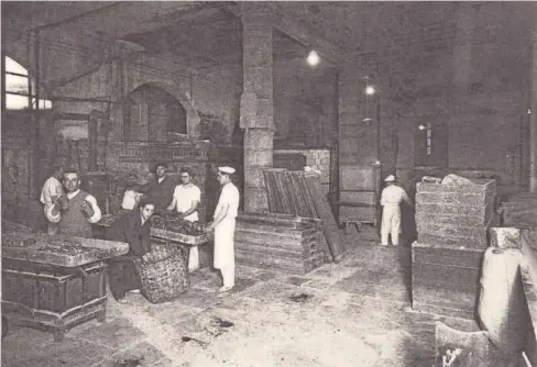  ?? Foto: J. Galle, 1933 ?? Trabajando en el interior en la elaboració­n de pan.