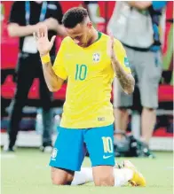  ??  ?? Neymar Jr se muestra entristeci­do luego que Brasil cayera ayer ante Bélgica en los cuartos de final.