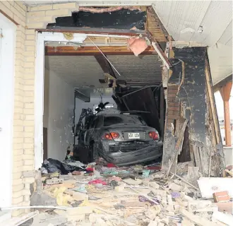  ?? PHOTO D’ARCHIVES ?? La Kia grise a défoncé le mur de la résidence le 26 octobre 2014 avant de terminer sa course dans la chambre à coucher des parents de trois enfants.