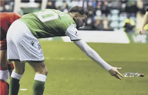  ?? PICTURE: ROB CASEY/SNS ?? 0 Martin Boyle removes the glass bottle which had been thrown by a Hibs fan at stricken Rangers player Borna Barisic.