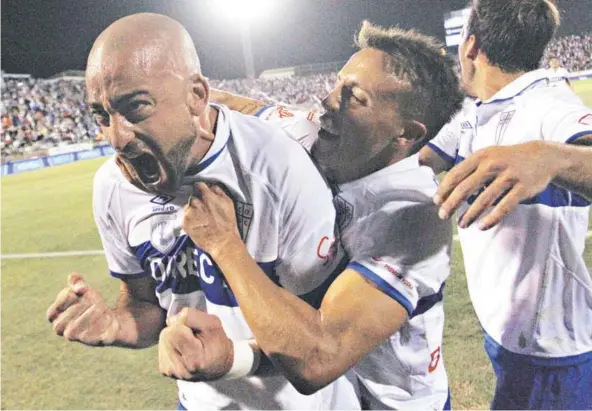  ?? FOTO: PHOTOSPORT ?? Santiago Silva marca, de penal, su primer gol por la Católica.