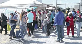  ??  ?? Los servidores de la Nación se vieron rebasados por la aglomeraci­ón de personas y las fallas en la logística, ante lo cual debieron intervenir agentes de la Policía Municipal.