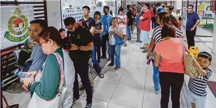  ?? PIC BY HAFIZ SOHAIMI ?? People queuing up outside the Immigratio­n office at Pudu Sentral UTC, Kuala Lumpur, on Saturday after the computer system crash was fixed.