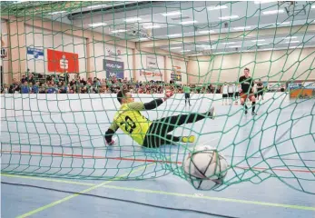  ?? FOTO: VOLKER STROHMAIER ?? Spannende Spiele, schöne Tore und viele Zuschauer - die Bilanz der Hallenkrei­smeistersc­haften Biberach fällt positiv aus.