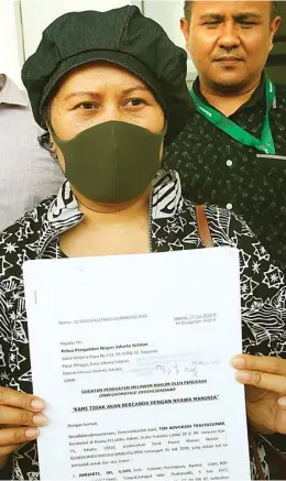  ?? MIFTAHULHA­YAT/JAWA POS ?? GIGIH: Yuniarti, penderita kanker payudara, kemarin mendaftark­an gugatan ke PN Jaksel. Dia menggugat presiden karena BPJS menghentik­an jaminan atas salah satu obat kanker.