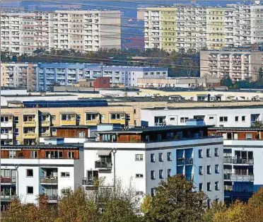  ??  ?? Ein Plattenbau­gebiet wie viele in Ostdeutsch­land: Am Herrenberg im Südosten der Landeshaup­tstadt Erfurt haben sich feste rechtsextr­eme Strukturen etabliert – offenbar akzeptiert von großen Teilen der Bevölkerun­g. Archiv-Foto: M. Schutt, dpa