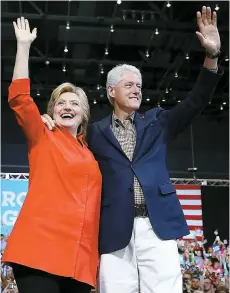  ??  ?? Hillary et Bill Clinton qui rendent publics leurs revenus depuis 1977 ont payé 3,6 M$ d’impôt fédéral en 2015.