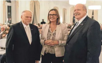  ?? FOTO: RPS-LAD, FELIX PILZ ?? Staatssekr­etärin Katrin Schütz zusammen mit Reiner Blumentrit­t (links) und Geog Hiller bei der Ehrung am Montagaben­d in Stuttgart.