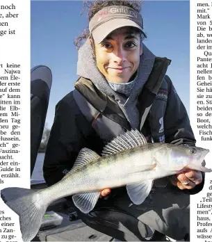  ?? DPA-BILD: CARISIUS ?? Fängt die dicksten Fische: Najwa „Natsch“Hussein mit Zander bei einer Angeltour im Hafen von Hamburg