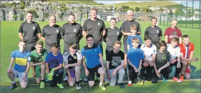  ?? 50_c33copsvyo­uths06 ?? The police team, back row, with referee Craig Robertson on the right, and the team from the Hub at the front.