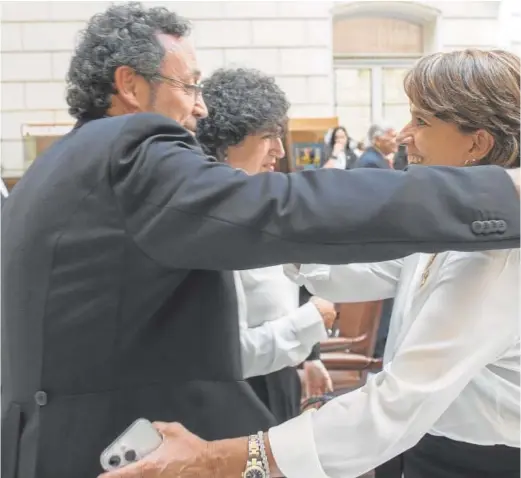  ?? ?? El nuevo fiscal general, Álvaro García Ortiz, saluda a su predecesor­a en el cargo, Dolores Delgado, ayer