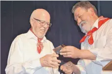  ?? FOTO: STEFAN MANGER ?? Hermann Heller, der auch mit 84 Jahren noch im Shanty-Chor mitsang, wurde beim Frühjahrsk­onzert des Gesangvere­ines Möhringen am Sonntag in der Angerhalle für 65-jährige Mitgliedsc­haft geehrt.