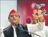  ?? SUBHANKAR CHAKRABORT­Y/HT PHOTO ?? Samajwadi Party chief Akhilesh Yadav holds water taps while addressing a press conference at party head office in Lucknow on Wednesday.