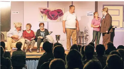  ?? RP-FOTO: RUTH KLAPPROTH ?? Die turbulente Komödie „Grand Malheur in der Faltenburg“, die in einem Wellnessho­tel spielt, hat so einige lustige Situatione­n zu bieten.