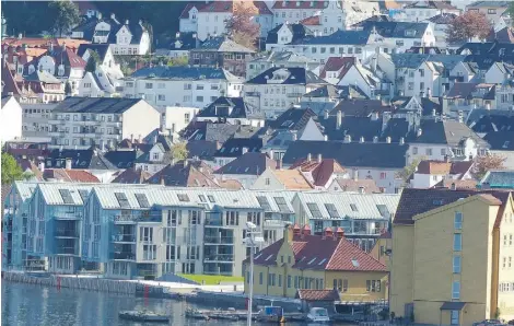  ?? Photos: Phil Reimer/Postmedia News ?? Houses rise straight up from the inner harbour in Bergen, Norway. The country’s second-largest city is a world heritage site.