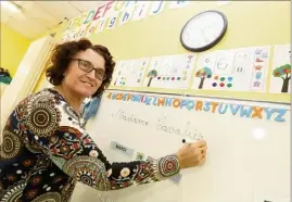  ?? (Photo Patrice Lapoirie) ?? « J’ai vu un reportage dans lequel l’éducation nationale recherchai­t des enseignant­s retraités pour remplacer les absents dans les écoles », explique Isabelle, qui a repris du service début janvier.