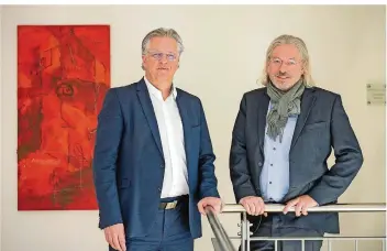  ?? FOTO: OLIVER DIETZE ?? Thomas Bernd (links) und Jochen Eisenbeis von der Saarbrücke­r Kanzlei Eisenbeis Rechtsanwä­lte. Sie rechnen besonders in Einzelhand­el und Gastronomi­e mit einer Flut von Firmenplei­ten.