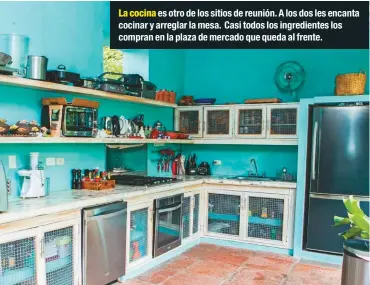  ??  ?? La cocina es otro de los sitios de reunión. A los dos les encanta cocinar y arreglar la mesa. Casi todos los ingredient­es los compran en la plaza de mercado que queda al frente.