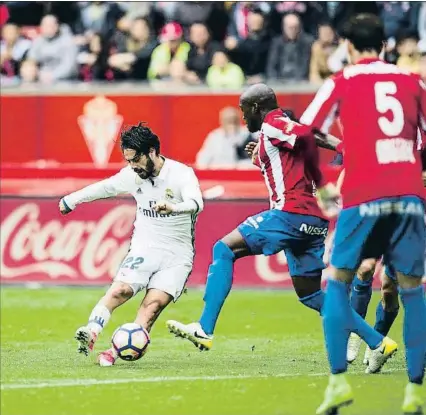  ?? JUAN MANUEL SERRANO ARCE / GETTY ?? Isco lanza el disparo que significó su segundo gol y la victoria blanca en Gijón