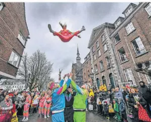  ?? RP-ARCHIVFOTO: EVERS ?? Straßenkar­neval wird in Goch bekanntlic­h groß geschriebe­n, hier ein Blick in die Steinstraß­e am Rosenmonta­g.