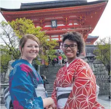  ??  ?? Die beiden Französinn­en Anne (li.) und Laetitia posieren in gemieteten Kimonos vor dem Kiyomizu-Tempel in Kyoto.