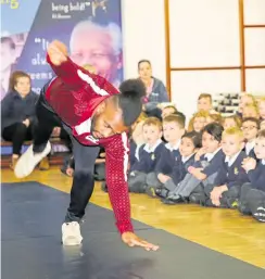  ?? 21128315 ?? Busting out a series of awe-inspiring moves is gymnast Courtney Tulloch at Palace Wood Primary School