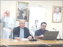  ??  ?? Mons. Edmundo Valenzuela y el padre Celso Torres, durante la conferenci­a de prensa que se realizó ayer.