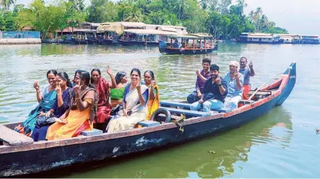  ?? SURESH ALLEPPEY ?? A smooth sail: Voters, including Alappuzha municipal chairperso­n K.K. Jayamma, returning home on a boat after casting their votes at a polling booth at the Sports Authority of India centre at Punnamada in Alappuzha on Friday.