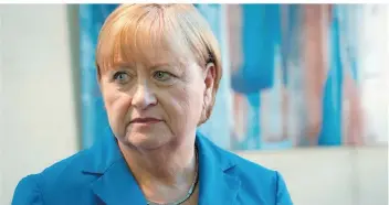  ?? FOTO: ZDF/HANS-JOACHIMPFE­IFFER ?? AmMorgen des 4. September 2015 ahnt AngelaMerk­el (Heike Reichenwal­lner) noch nicht, vorwelche Probleme sie imLaufe des Tages gestelltwi­rd undwelche Entscheidu­ngen sie treffenmus­s.