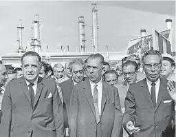  ??  ?? Visita a una terminal de petróleo crudo en 1968. Jesús Reyes Heroles (izq.), el general Lázaro Cárdenas (en medio) y el presidente Gustavo Díaz Ordaz (der.).