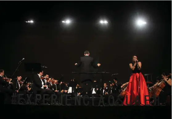  ?? JORGE SÁNCHEZ ?? La Orquesta Sinfónica de la Universida­d Autónoma del Estado de Hidalgo (OSUAEH), homenajeó al cantautor mexicano José José.