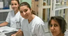  ?? Foto: Mugler/Kreisklini­k ?? Teil des heute zu Ende gehenden Projekts: die Krankenpfl­egeschüler­innen (von links) Nadine Wojcczak, Lena Kugelmann und Nasanin Ahmadi.