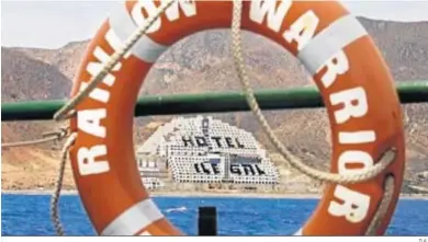  ?? D.A. ?? Imagen de archivo del hotel de El Algarrobic­o desde un barco de la organizaci­ón ecologista Greenpeace.