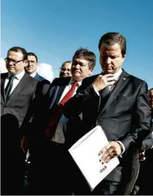  ?? Pedro Ladeira/Folhapress ?? O presidente da OAB, Cláudio Lamachia, com aliados