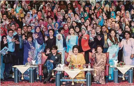  ?? [FOTO ASYRAF HAMZAH/BH] ?? Rosmah bersama peserta pada majlis penutupan Seminar Jenayah Seksual Kanak-kanak: Hentikan! di PWTC, Kuala Lumpur semalam.