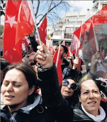  ?? Hassan Tahrawi, turski novinar ?? Kemal Kılıçdaroğ­lu (desno) predvodio je u lipnju 2017. marš pod sloganom “Pravo, zakon, pravda” nazivajući Erdoğana diktatorom Medijski mrak Erdoğanu je poraz još teže pao jer su gotovo svi mediji pod njegovom kontrolom