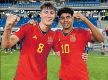  ?? ?? Javi Fernández y Lamine Yamal celebran la victoria y el pase a la semifinal.