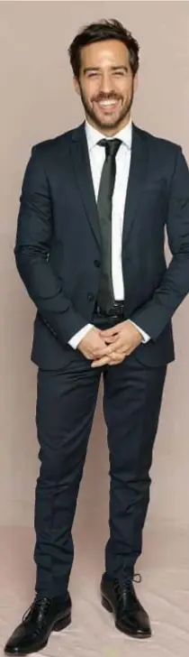  ??  ?? Nico Francella vistió traje y camisa blanca; un look “black tie”. Paul García Navarro, representa­nte de Multitalen­t, otro de los mejores vestidos. Mariano Iúdica celebró el Martín Fierro de “Polémica en el Bar”.