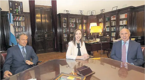 ??  ?? Reunión. María Eugenia Vidal y Gustavo Ferrari, días atrás, en una conversaci­ón con Ricardo Lorenzetti, el presidente de la Corte Suprema.