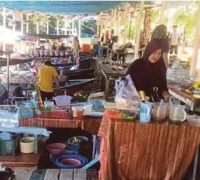  ?? (Foto Sharifah Mahsinah Abdullah/bh) ?? Pasar Terapung Pulau Suri ditutup sejak Ahad lalu sebagai langkah berjaga-jaga menghadapi musim tengkujuh akan datang.