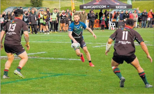  ?? LVN100818l­eague1 ?? TODDY Eriha (left) and Matt Faiumu (right) face Hunters' player Michael Hollis during the Grand Final.