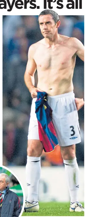  ??  ?? David Weir swaps shirts with Lionel Messi after R