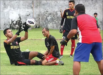  ?? SUGENG DEAS/JAWA POS ?? SONGSONG LIGA 3: Salah seorang kiper Deltras, Geas Falsa Kemar (kiri), saat berlatih di Stadion Jenggolo, Sidoarjo (27/3).