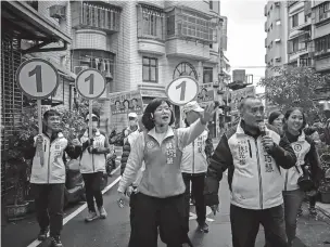  ?? LAM YIK FEI/THE NEW YORK TIMES ?? Taiwanese lawmaker Su Chiao-hui with the Democratic Progressiv­e Party waves to supporters in New Taipei City, Taiwan, in December. The party that transforme­d the island into a bastion against Chinese power promised both change and continuity ahead of Saturday’s elections.